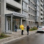 Courier_near_apartment_building_…_202606201226.jpeg
