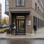 Покупка трехкомнатной квартиры в новостройке Перми Courier_near_apartment_building_…_202606201226_3.jpeg