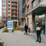 Новостройки Ленинского района Перми от застройщика без посредников Courier_with_package_in_neighbor…_202606201226_2.jpeg