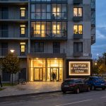 Покупка квартиры в новостройке Перми Residential_building_facade_at_dusk_202606200924_2.jpeg
